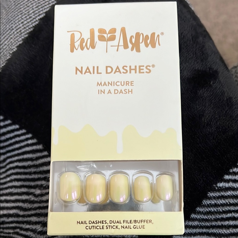 Red Aspen Nail Dashes - Yellow
